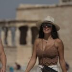 Guardian για Ελλάδα: «Ο τουριστικός τομέας ανακάμπτει
