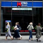 Σε κρίση η Metro Bank, ανεστάλη η διαπραγμάτευση της μετοχής
