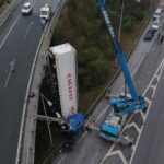 Θεσσαλονίκη: Καρέ – καρέ η επιχείρηση ανάσυρσης του φορτηγού που έπεσε από γέφυρα (φωτογραφίες)